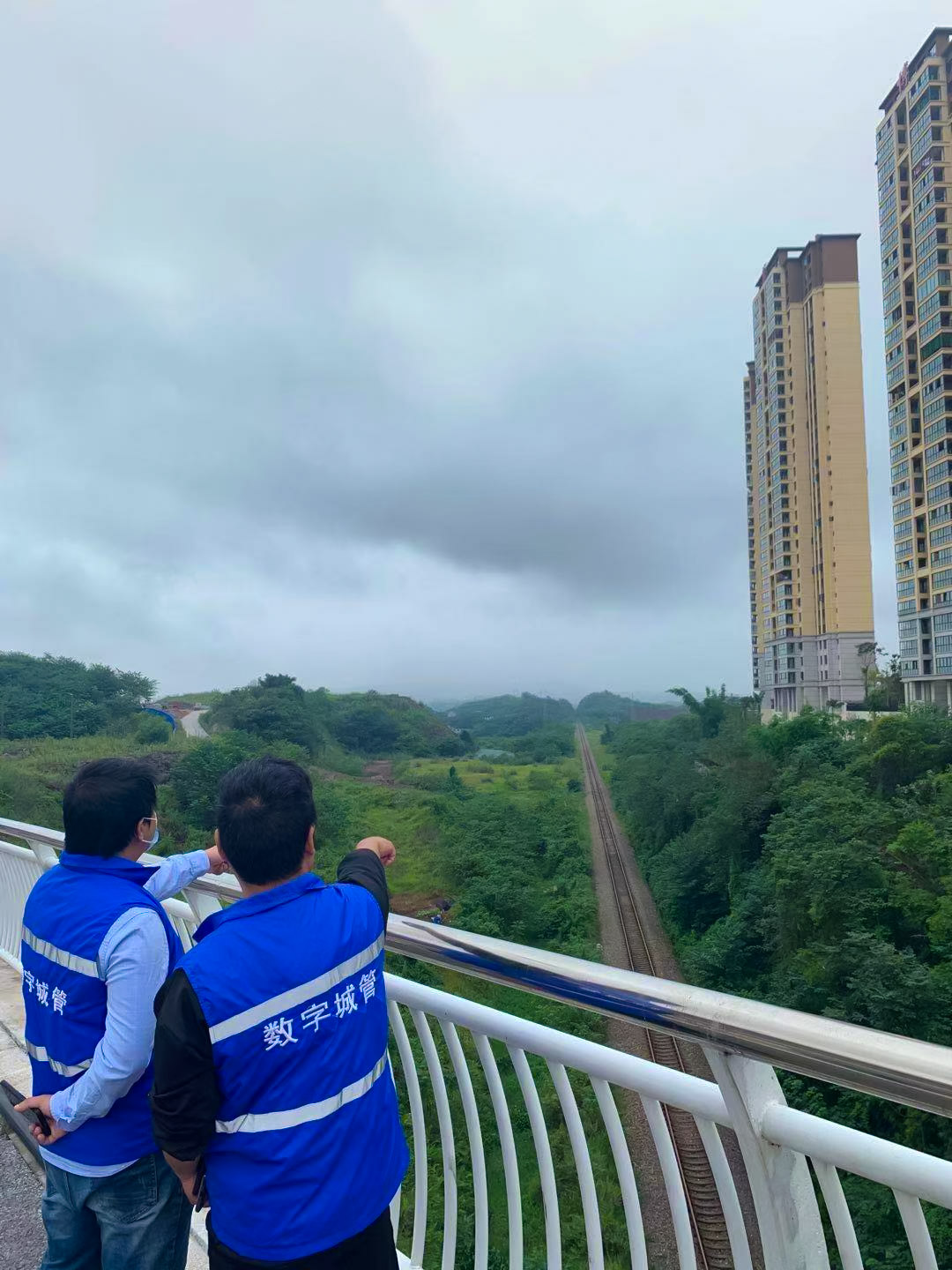 震后鐵路沿線(xiàn)安全巡查，保障鐵路穩定運行